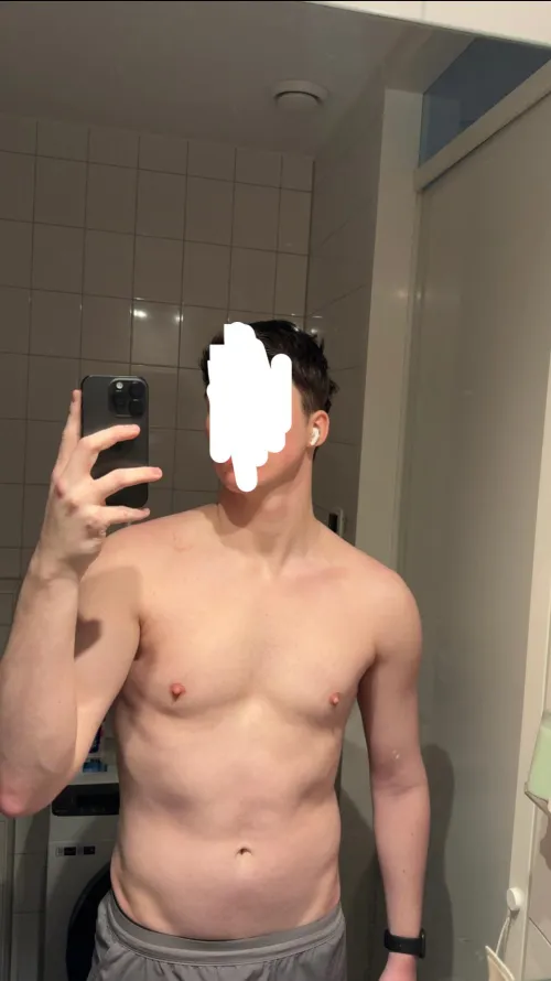 23 looking for other fit gym bros