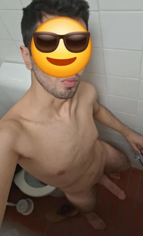 [24] ein nackter schwuler Türke in der Uni toillette