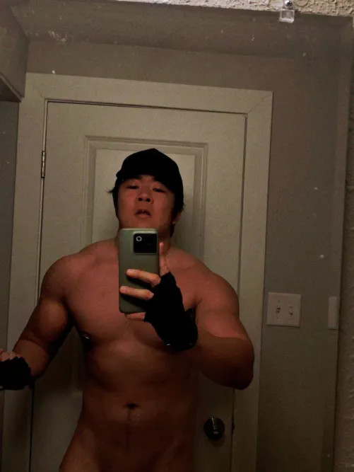 24 huge Asian powerlifter bottom. BBC BWC muscle at the front. Snap: dl98dl98