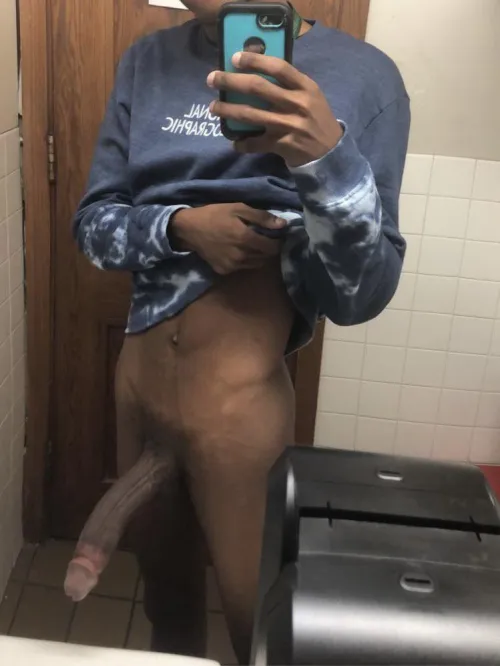 24 looking for females or very feminine sissys to swallow 10 inches of dick