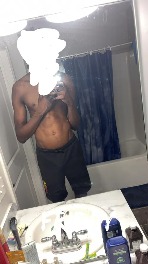 24 m4f #Eastpoint new here, has bull experience, athletic tall build. Hung. DMs open