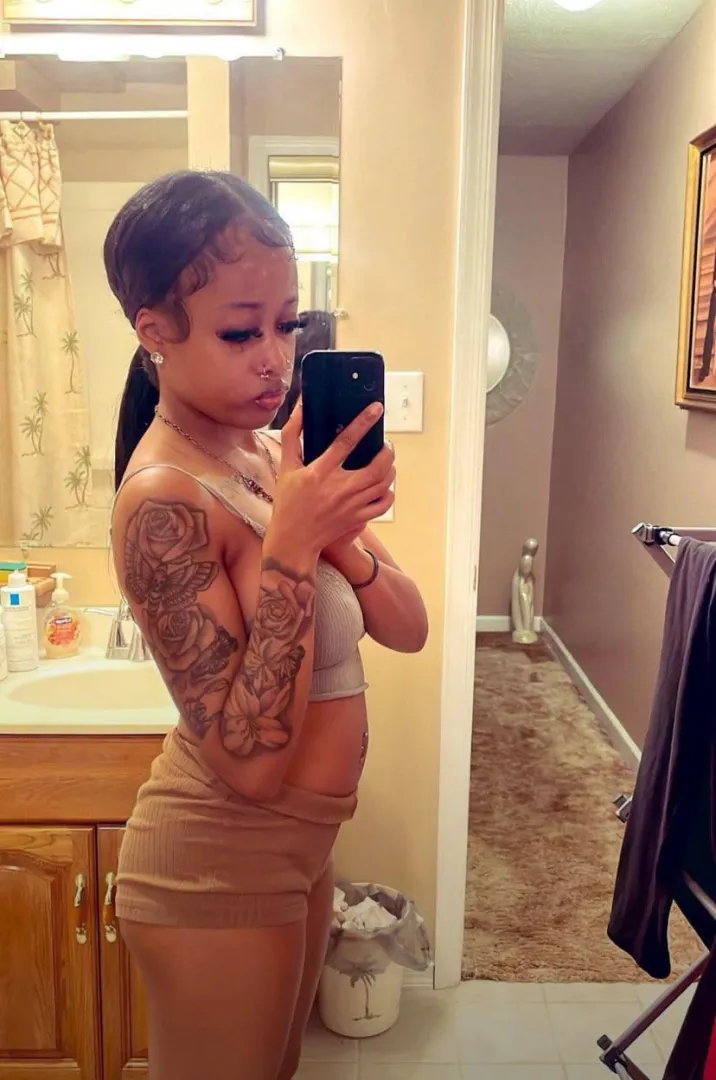 24f getting High rn….. and playing with my wet pussy looking for someone to skii with and have fun