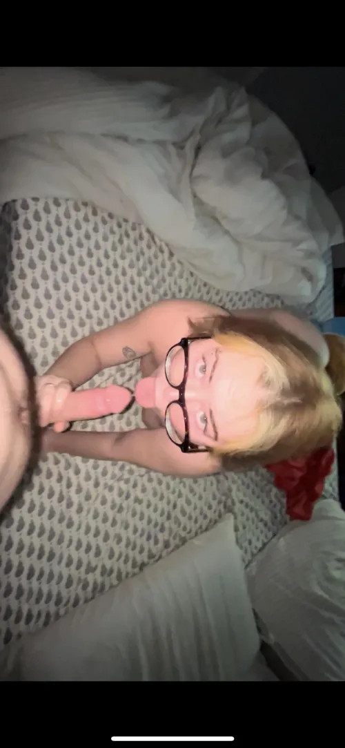 24F looking for a hot girl to fuck my bf while I watch and play with that 