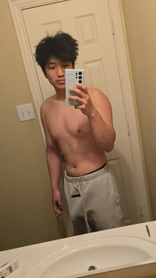 25 [M4F] Korean once again trying his luck for the weekend! Someone who can handle 8