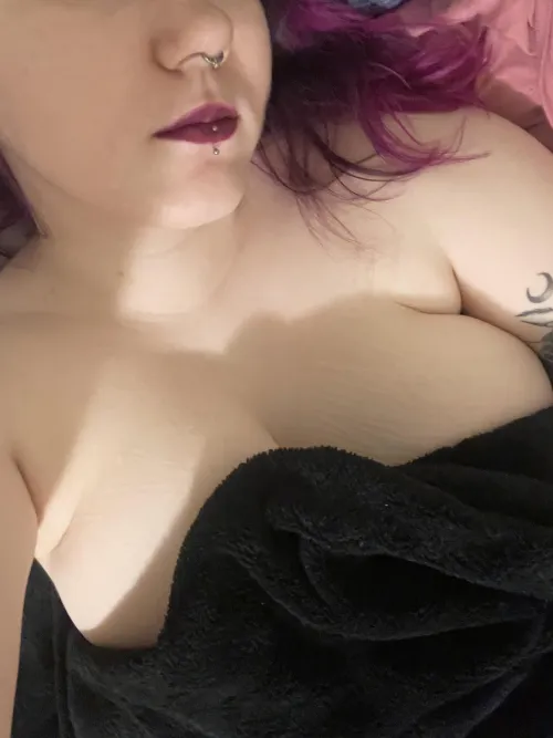 25F and online rn for sexting or sending pics/vids!