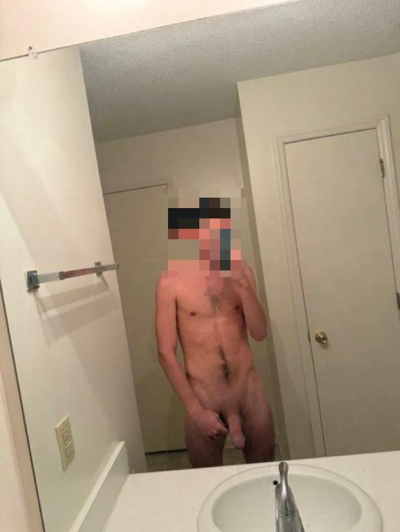 25M in Greenville NC. Looking for F or couples to have some fun with. DM if interested :)