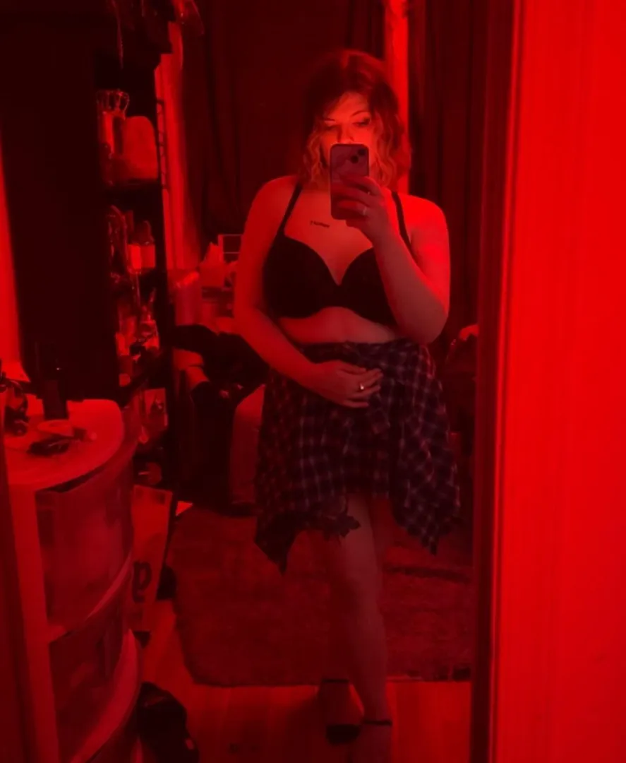 26yo vers switch trans girl, near E Yale Ave & S Syracuse