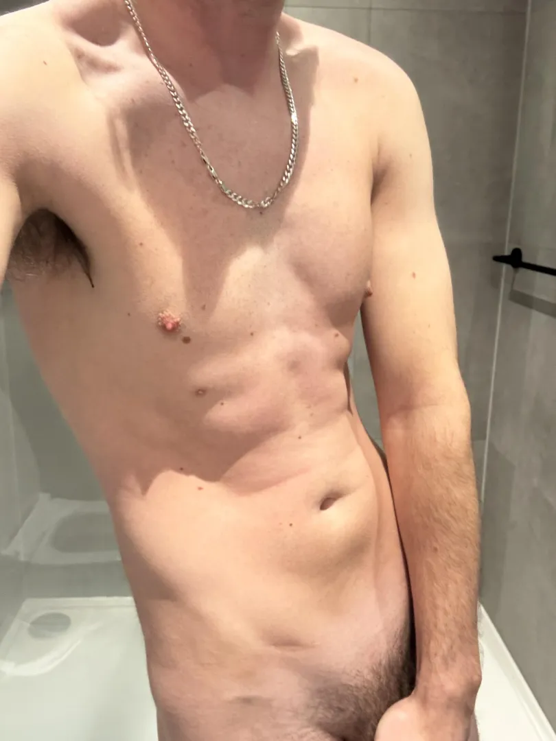 27 m, any hot young guys looking to be sucked tonight I can accom at my hotel ?