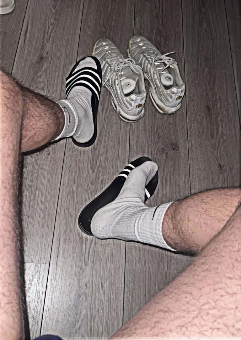 (28) Just back from gym, lil sweaty but idc, wassup bros? 