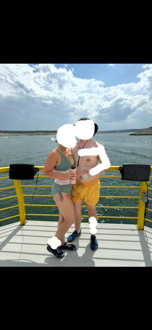 [28/27][MF4F][East/Central Austin] - Couple looking to have threesomes with females