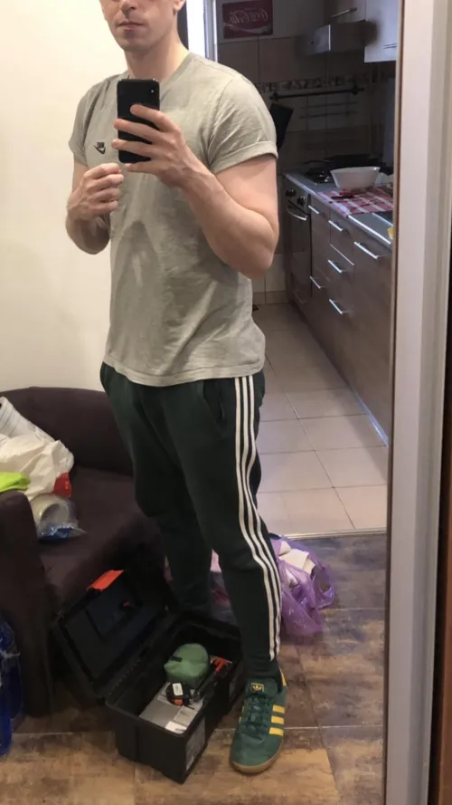 [28M][Tampa, Florida][M4FM] - Young and handsome guy looking for eager couples. Open to travel