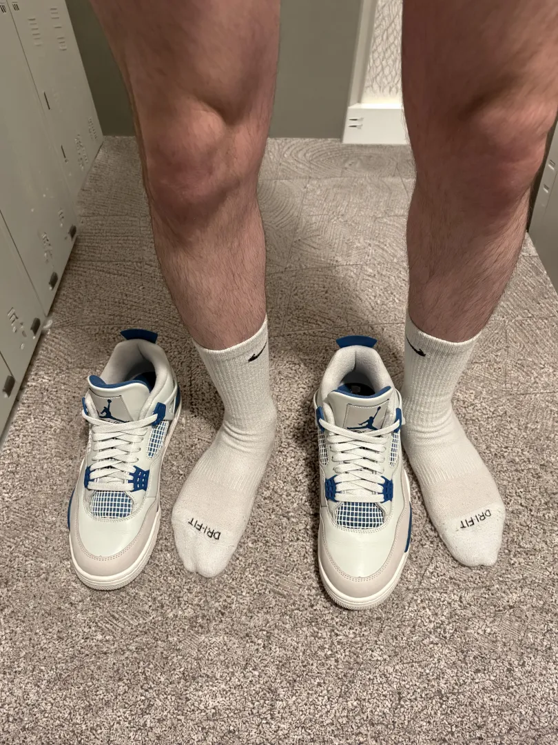 (29)Morning lift in my Military Blue 4’s and white Nike dri-fits