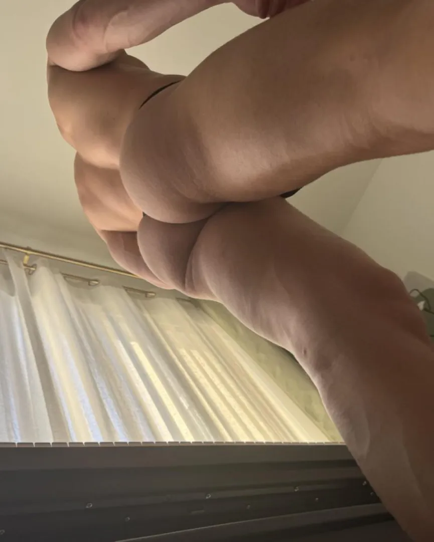 (30) caught my straight bestie staring at my ass in the gym mirror… he said it was an accident