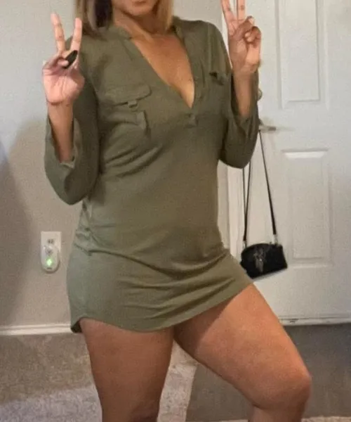 30 (F) - hotwife. South charlotte. Will be super bored tonight