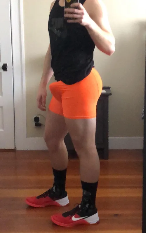 30 M. Bottom boy here anyone wanting to chat? DMs open to all ages and boys types!