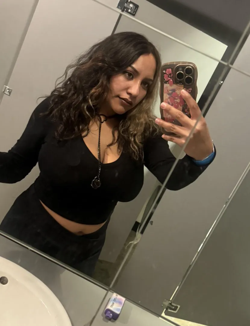 30/f. Bathroom selfie. [Return Our 3P Tools/Apps]