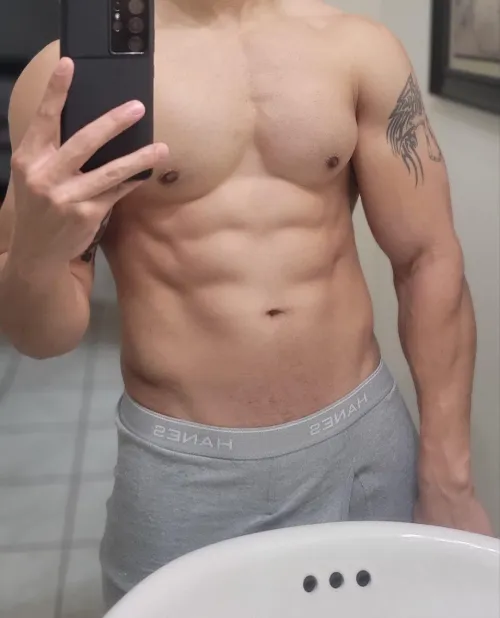 34 [M4F] Very attractive and muscular build, LOOKING FOR Tonight near Rockwall. Have a fetish for stockings, pantyhose and lingerie..so if you wear them +++