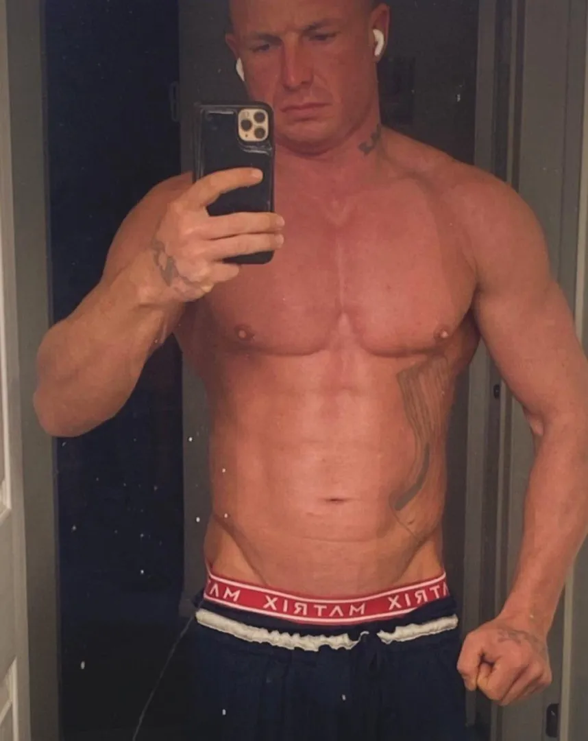 [38] fit male (M4F) (M4MF) looking for either one on one fun or looking to bull with a couple DM me for info thanks!