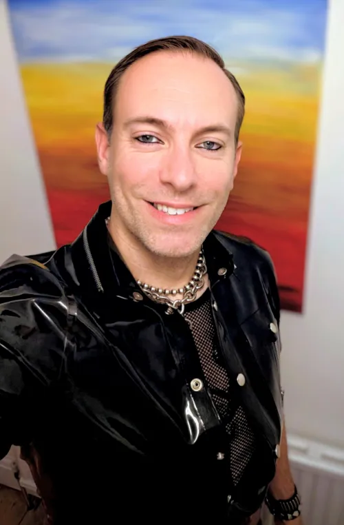 40 [M4F] #London - Alt ENM extroverted kinkster & photographer seeks like-minded partner in crime