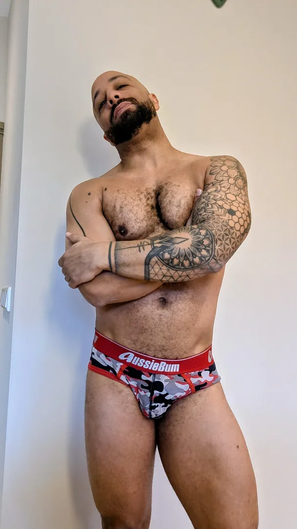 40yo from Europe, runner, gym going. Love Traveling. Photography. Hit me up