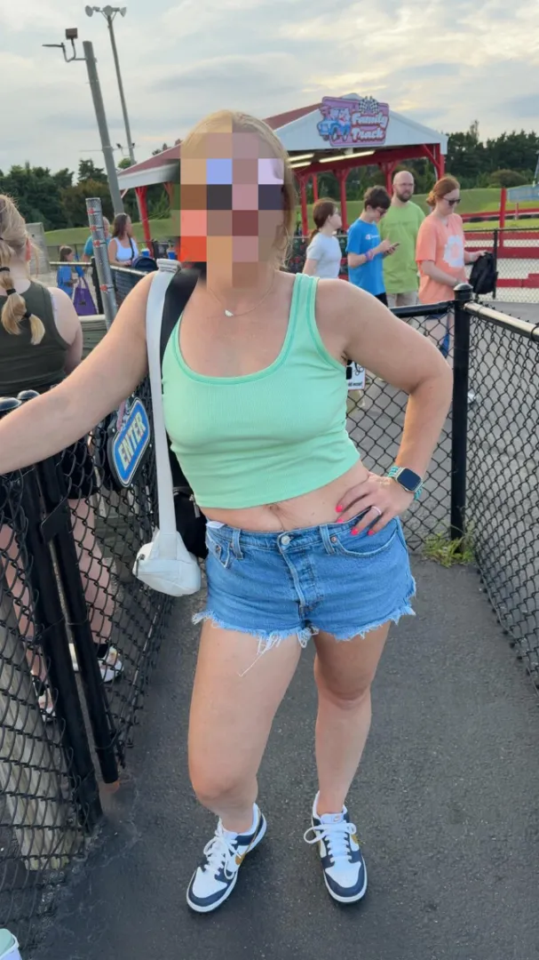 41 [f4m] Hotwife traveling to Charlotte for work looking to connect with a hot-hung guy.