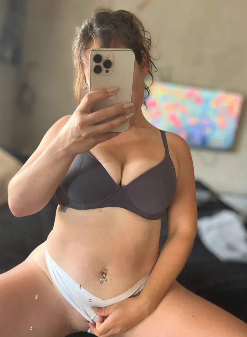 41[F4M] Does it matter if I'm older than you?