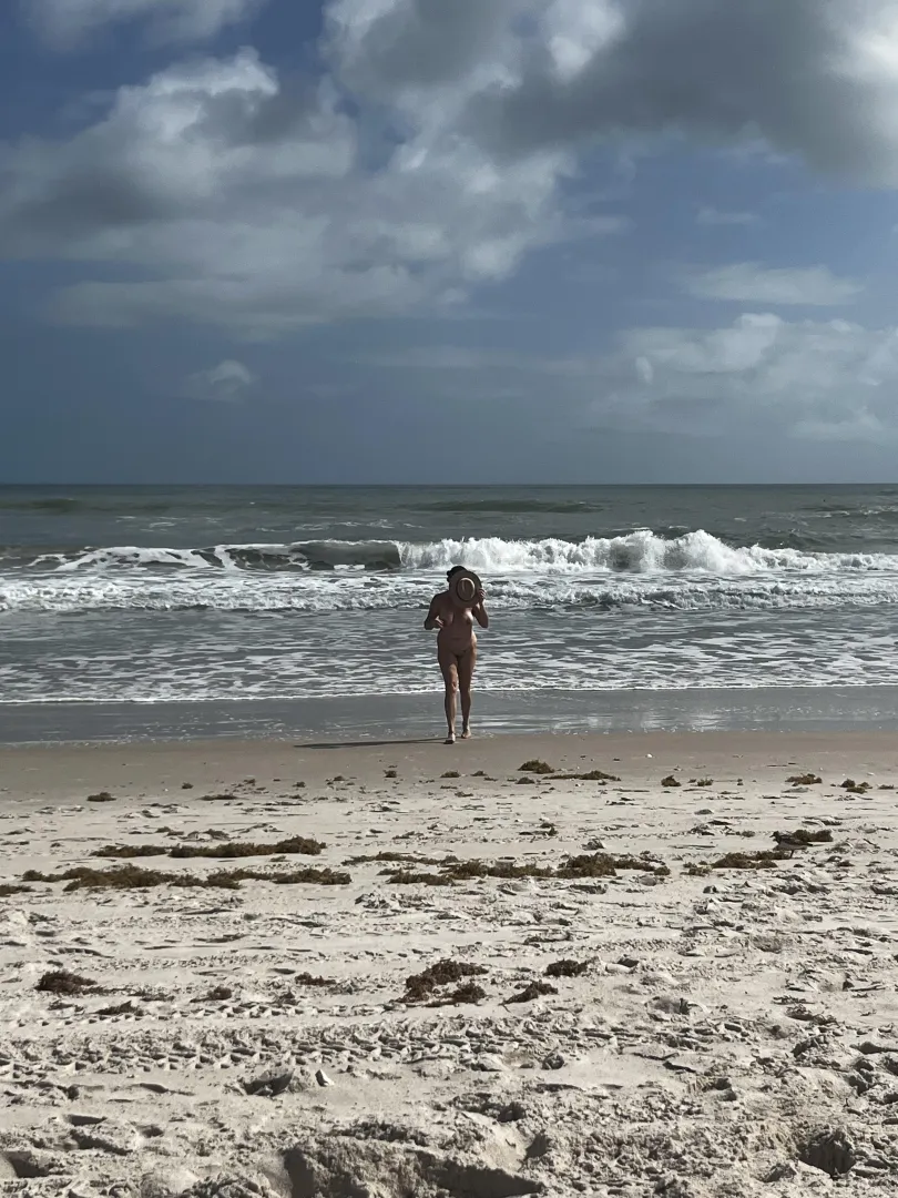 49 Latina MILF finally enjoying a nice beach day