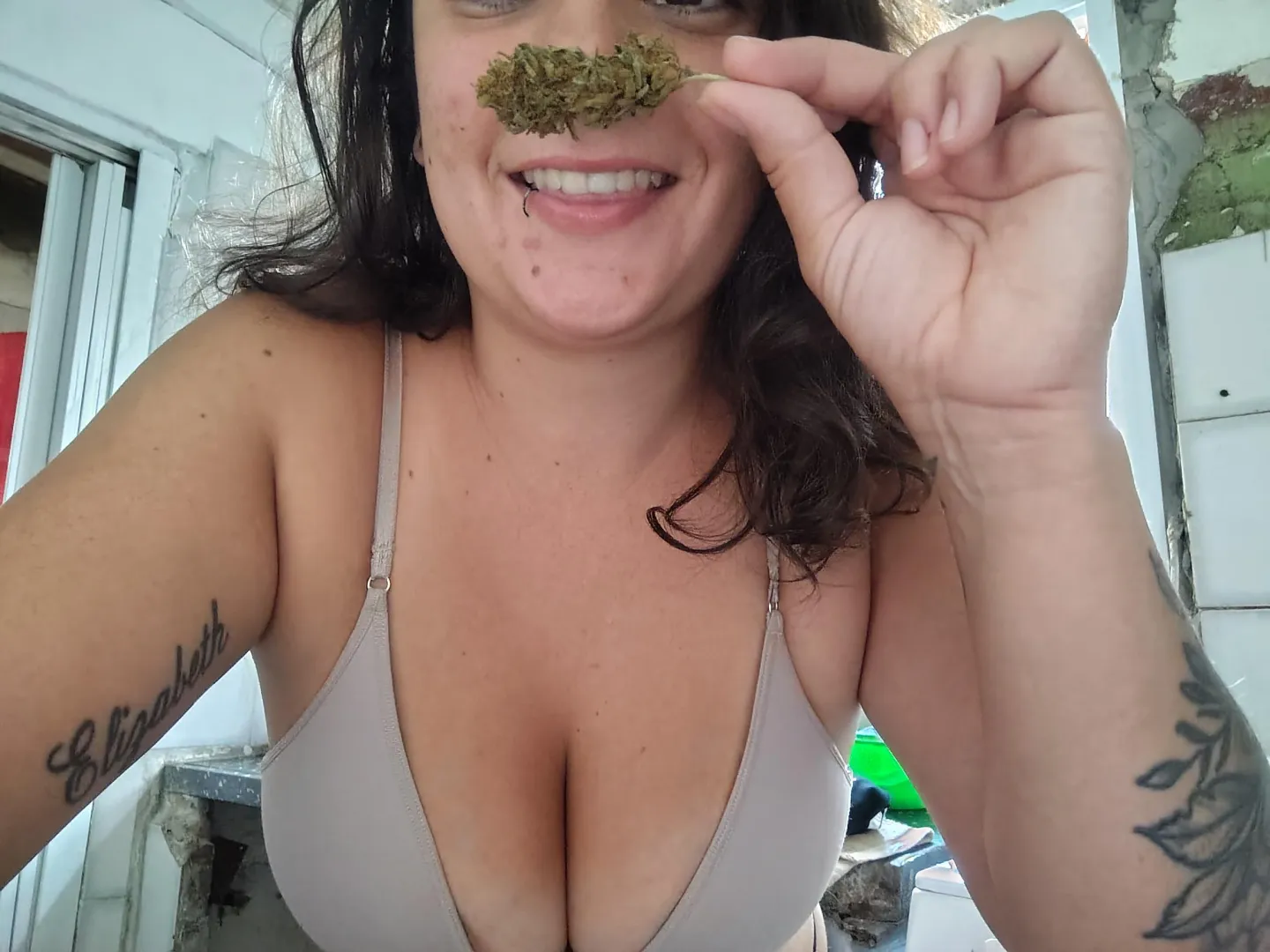 a good flower + some good tits.. the perfect morning