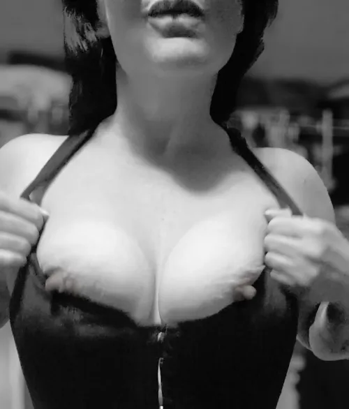 A little Friday Flash to start your day 😈