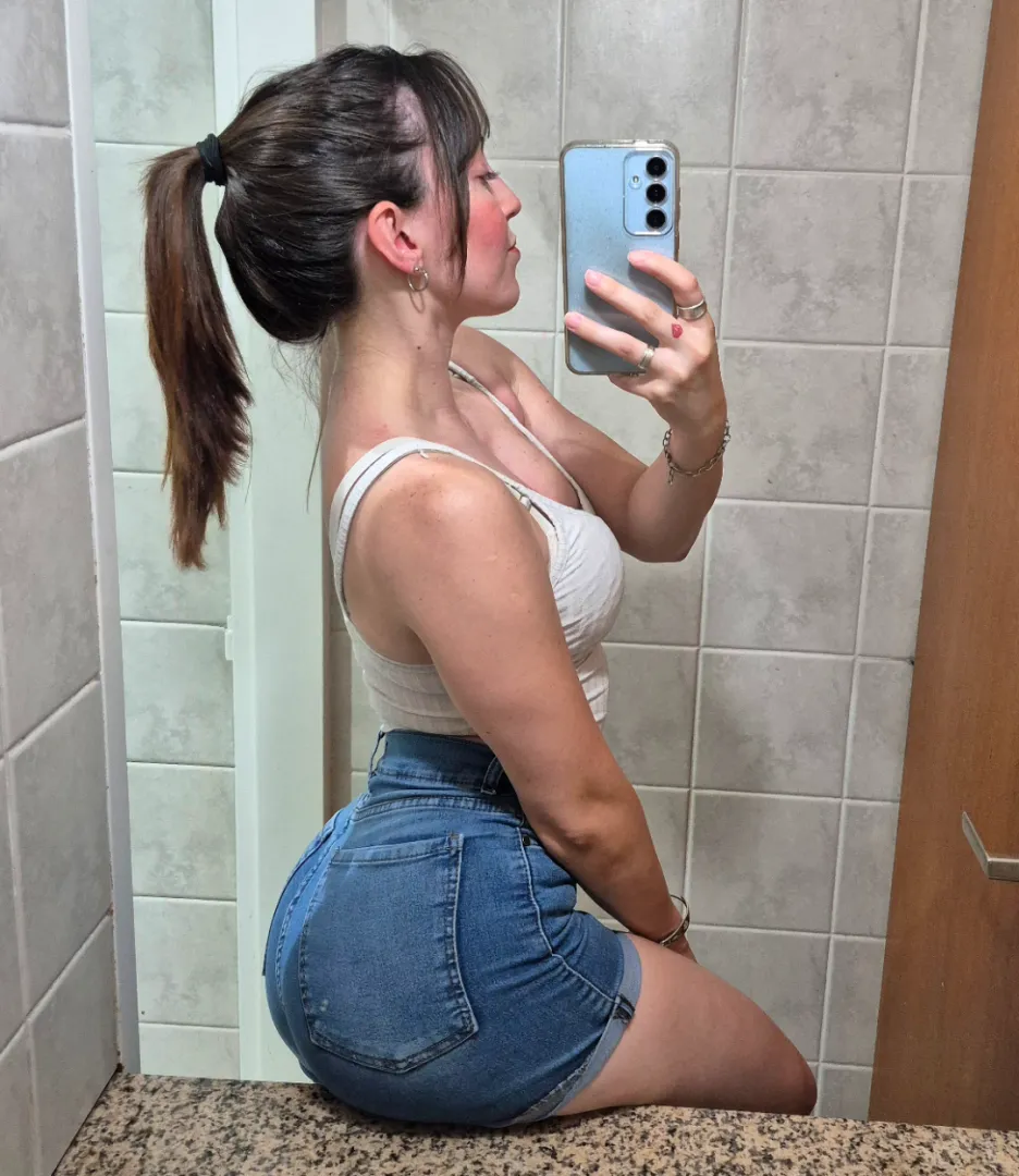 A nice gym butt..