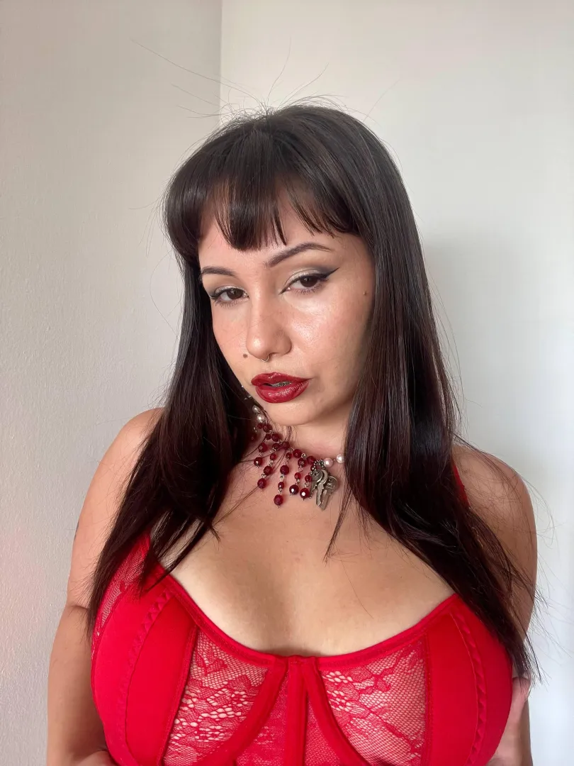 a red as intense and hypnotic as me