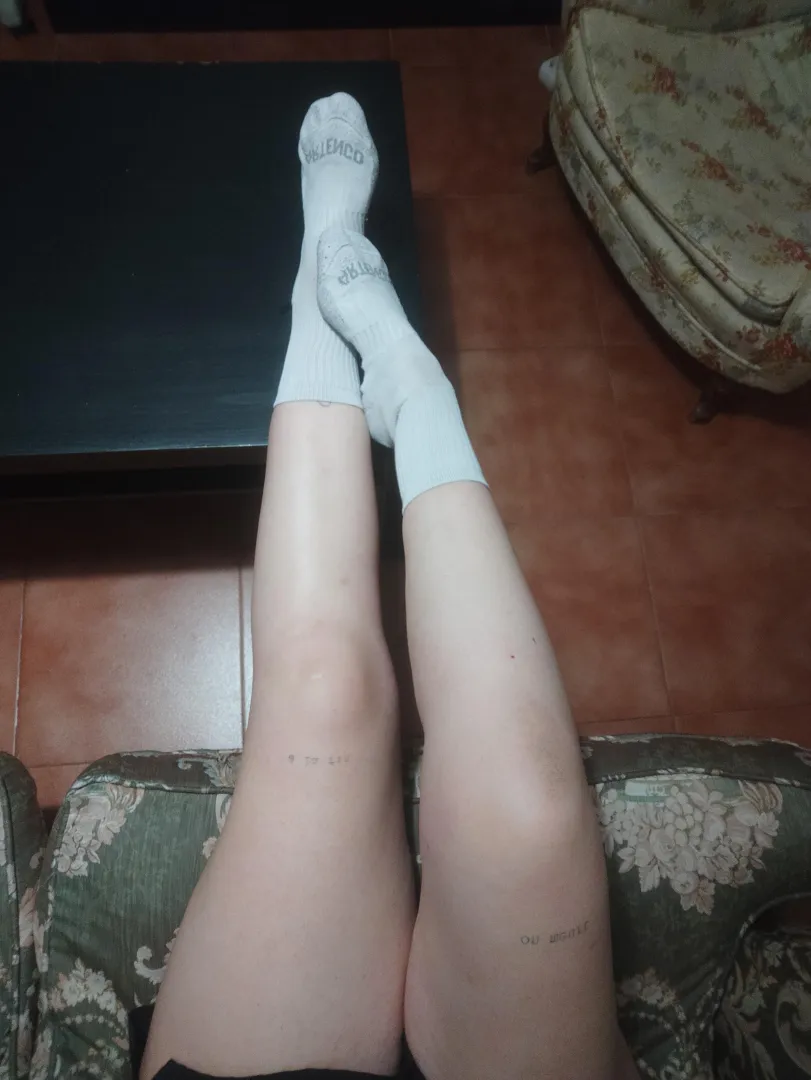 Aaah quelqu'un pour prendre soin de mes pieds pendant que j'étudie?