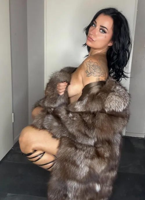 Admire the fur, worship the owner 