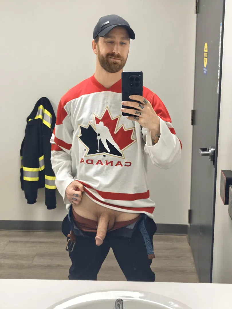 Almost time for puck drop. Let's gooo.