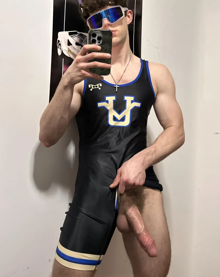 Always difficult trying to get this thing to fit in my singlet lmao