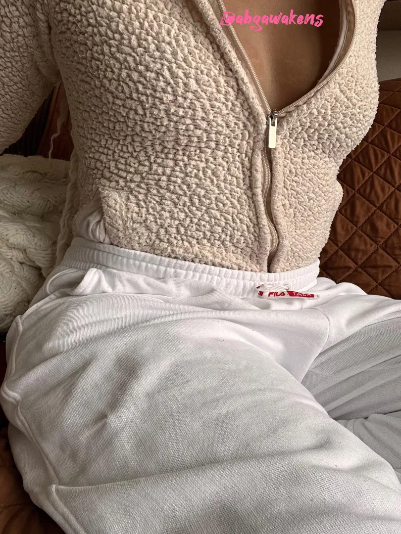 am I giving lowkey little?