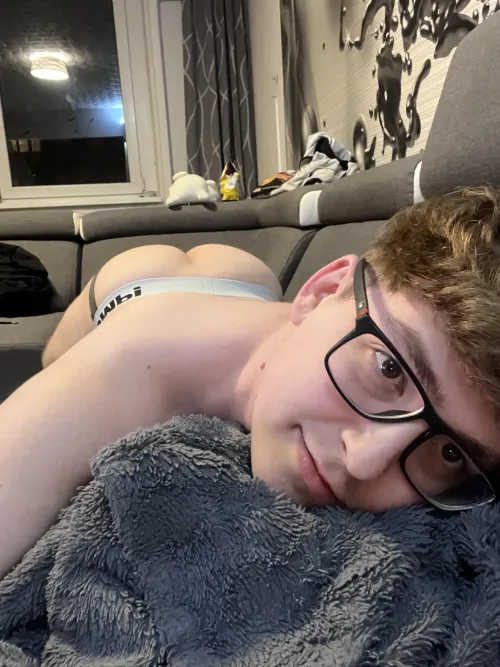 Any ass eaters willing to lend a tongue? 