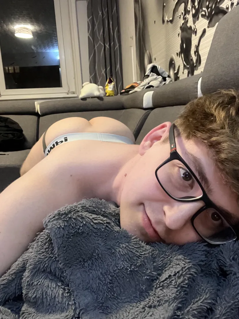 Any ass eaters willing to lend a tongue? 