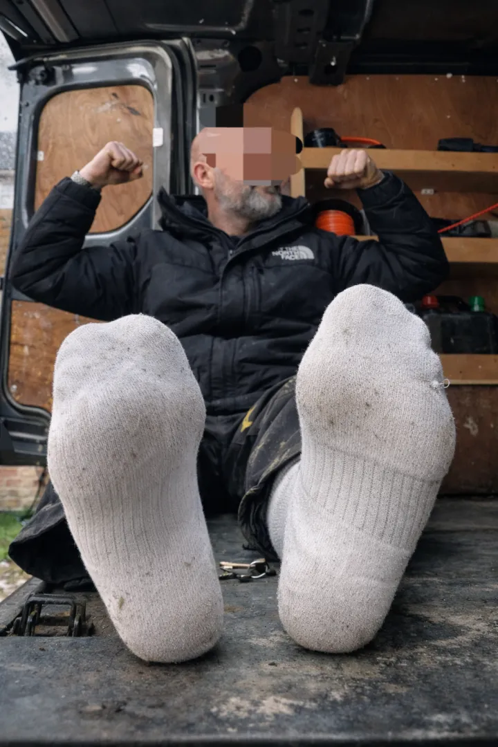 Any fellow tradie from UK/Ireland into foot domination? Looking to share a foot sub with a buddy. Preference 40-50.