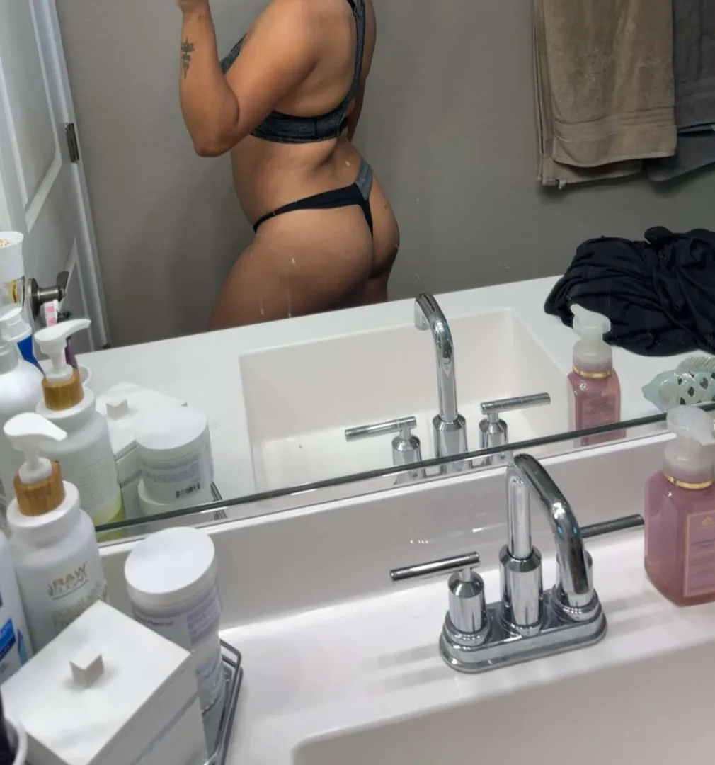 Any girls or couples up late? 24F (no single males)