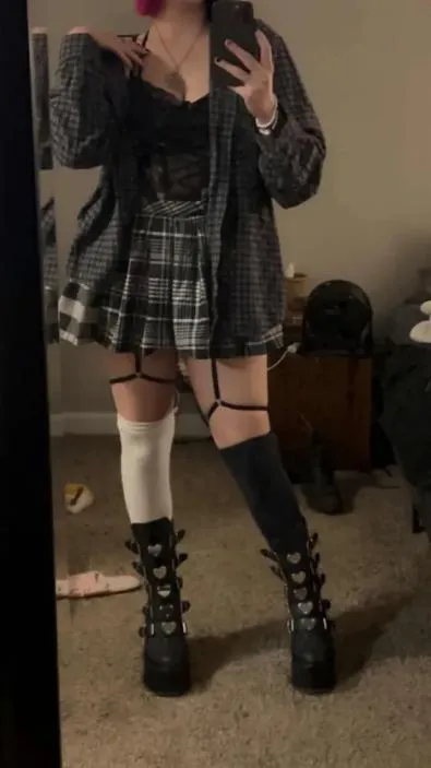 Any subby bois unable to get attentiooon? You can aaalways beg for Mommy's! Don't expect any amount of kindness from me either, betas are for bullying~