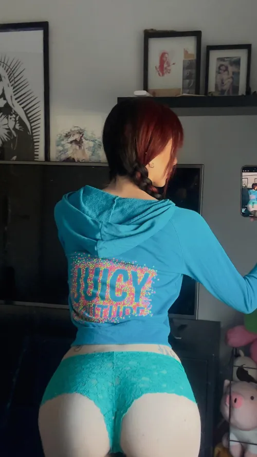 Anyone around looking to hang out tonight? msg me on lg: .,lunabowtie'.