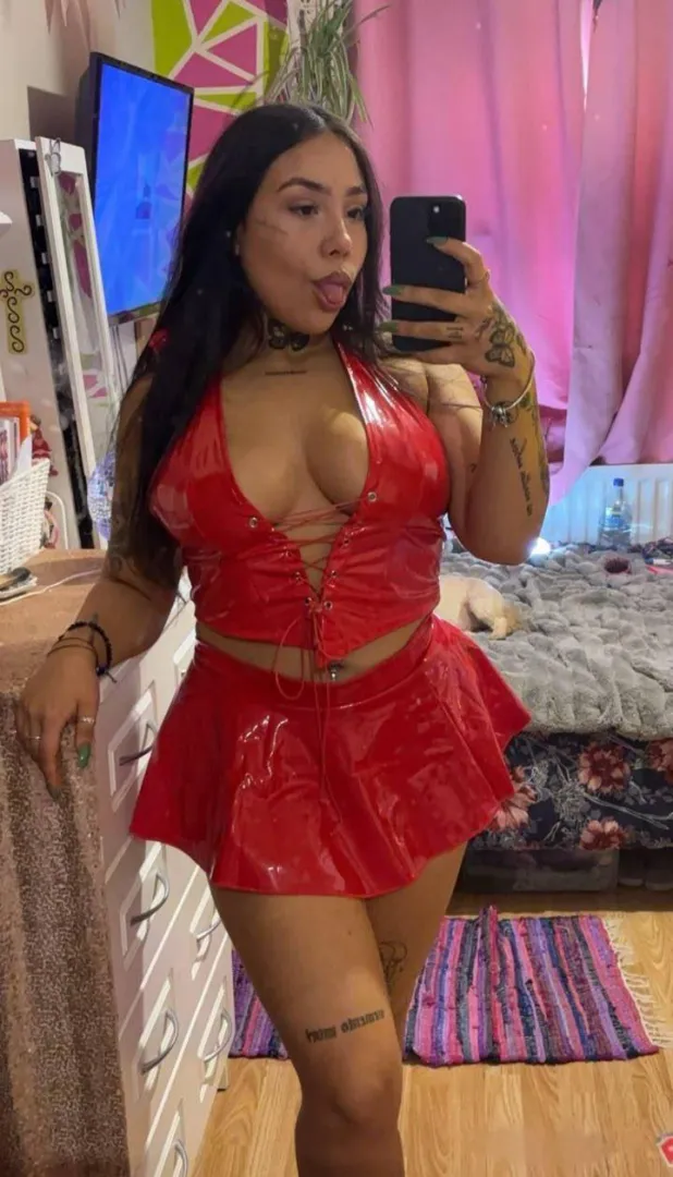 Anyone trying to stick tongue in ? I’m feeling dirty