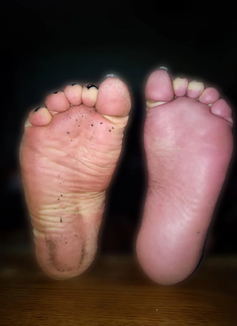 Anyone wants to clean my sole and then cum on it? ♥️