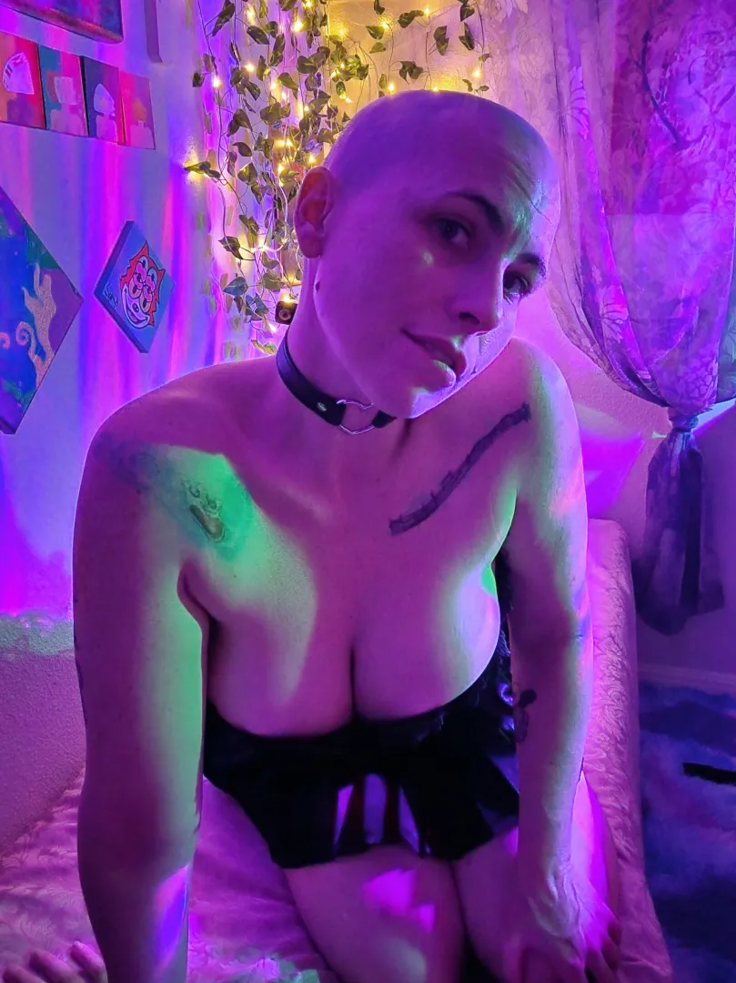 Apparently I'm a hot bald girl