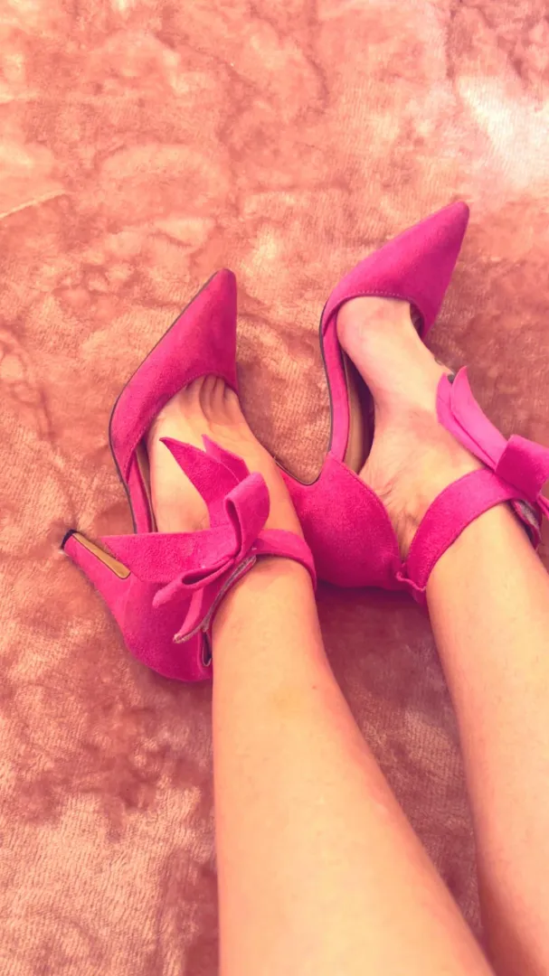 Arched feet look good in pink heels 