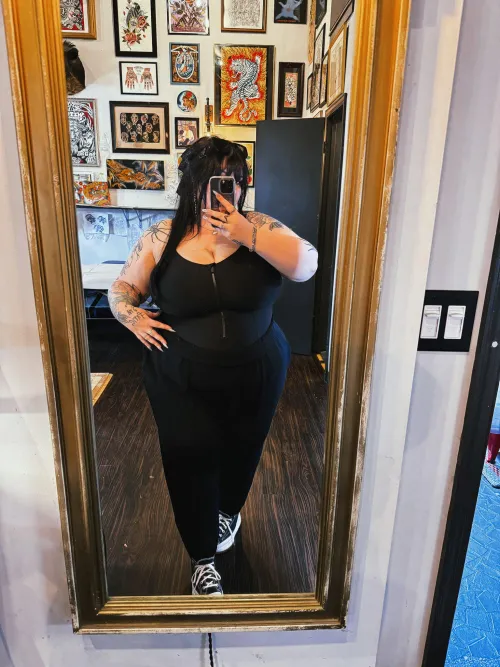 are tatted goth girls ur type?