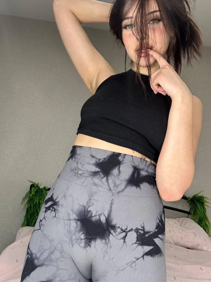 Are you enjoy this view of my cute cameltoe