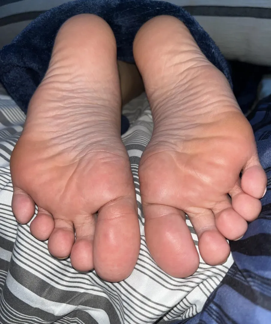 At the edge of the bed inhaling my sweaty college girl soles. What a loser 20f