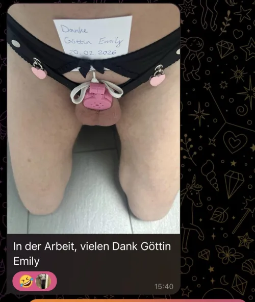 Auch auf der Arbeit wird es brav getragen